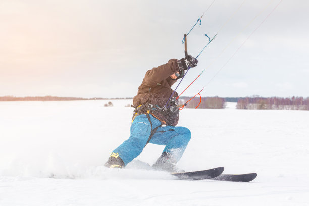 滑雪者带着风筝在雪地上滑行图片下载
