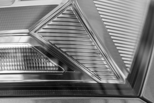 一个近距离和抽象的微距拍摄一辆汽车的反光镜的纹理，拍摄黑白与浅景深。这张照片被分成了几个纹理表面图片下载