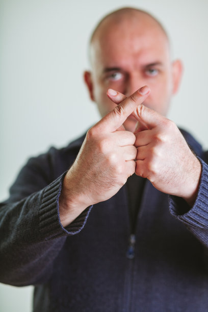 严肃的人图片下载