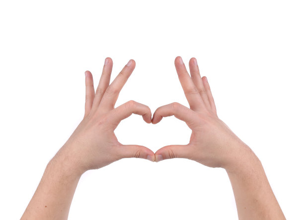 男性的手呈心形。图片下载