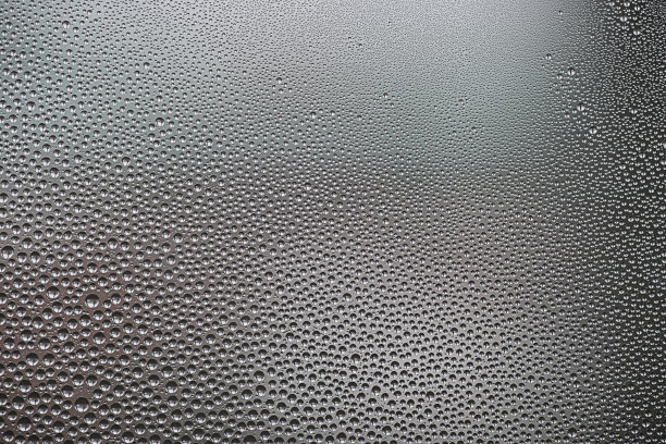 水滴在窗户上图片下载