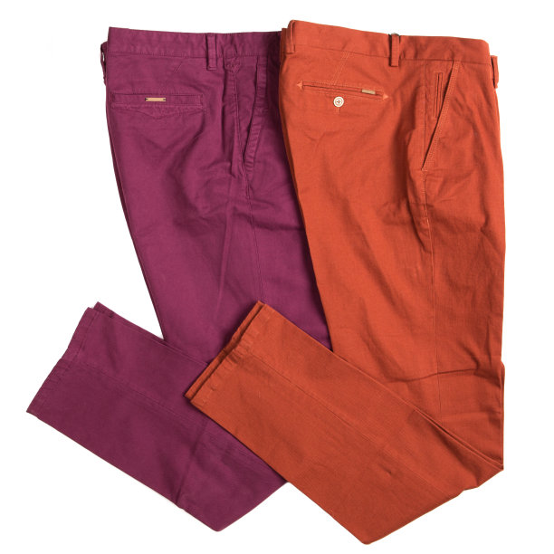 两种颜色的裤子在白色的背景，时尚的概念图片下载