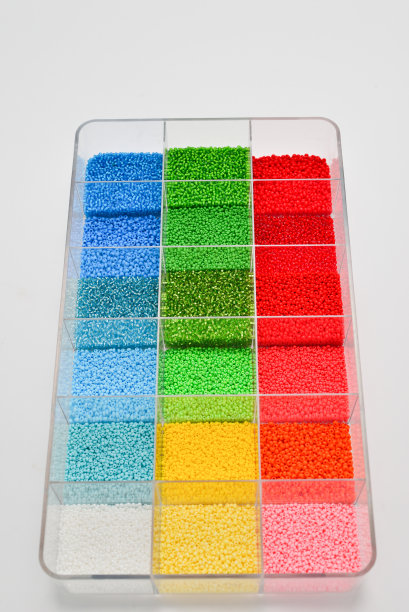 装有彩色珠子的容器。图片下载