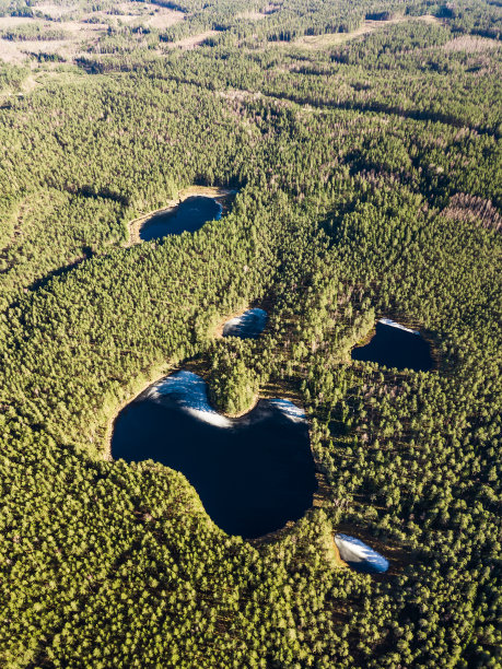无人机拍摄的积雪初春的半冻湖图片下载