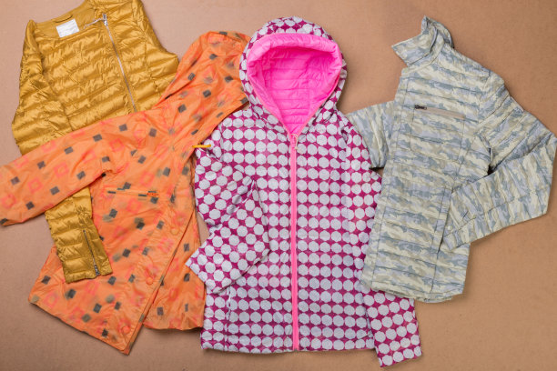 色彩缤纷的春季童装以米色为背景，呈现出时尚的概念图片下载