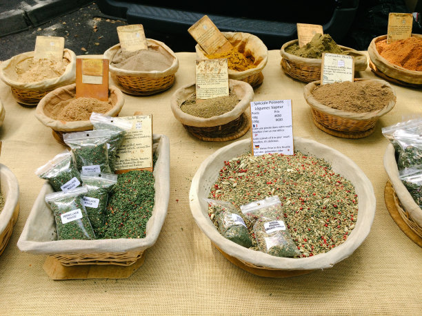 法国阿尔勒当地市场出售的各种香草和香料图片下载
