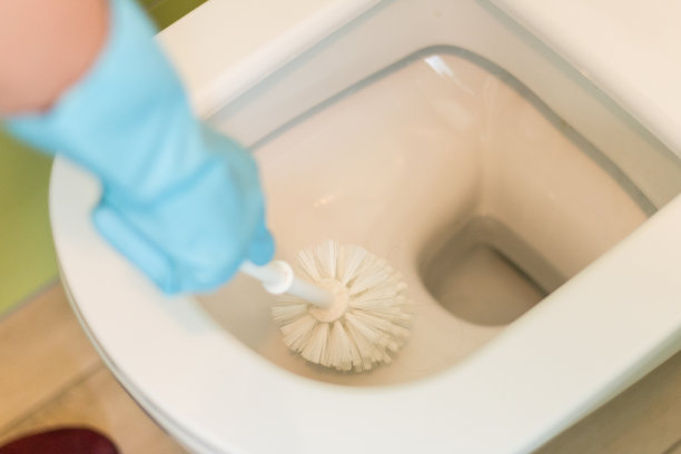 擦洗厕所图片下载