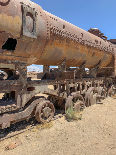 古火车墓地乌尤尼外，旁边的令人印象深刻的Salar(盐平原)，玻利维亚。图片下载