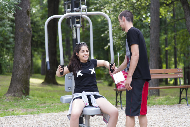 一对情侣在街上健身。图片下载