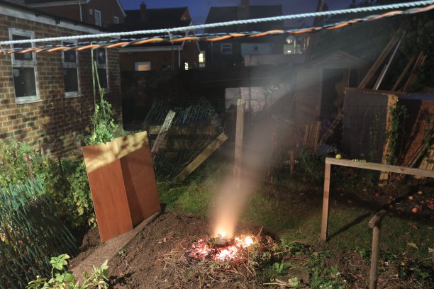 篝火上冒出的烟图片下载