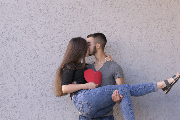 一对可爱的情侣一起摆姿势图片下载