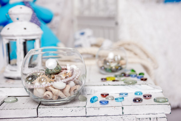 美丽的位置在一个照片工作室在一个白色的海洋风格的照片会话的砖墙背景图片下载