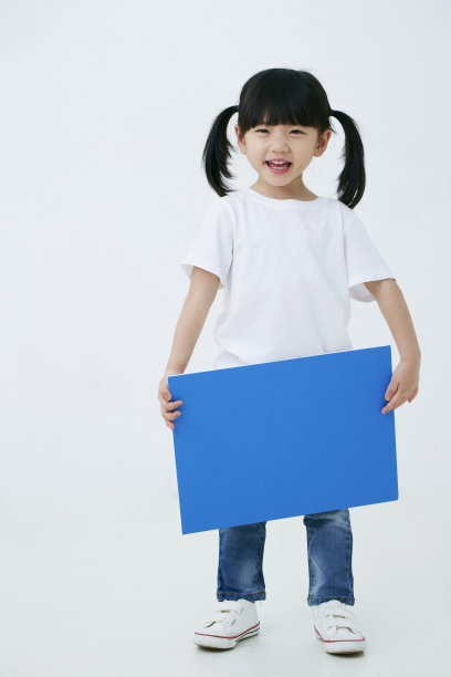 有蓝板的韩国女孩图片下载