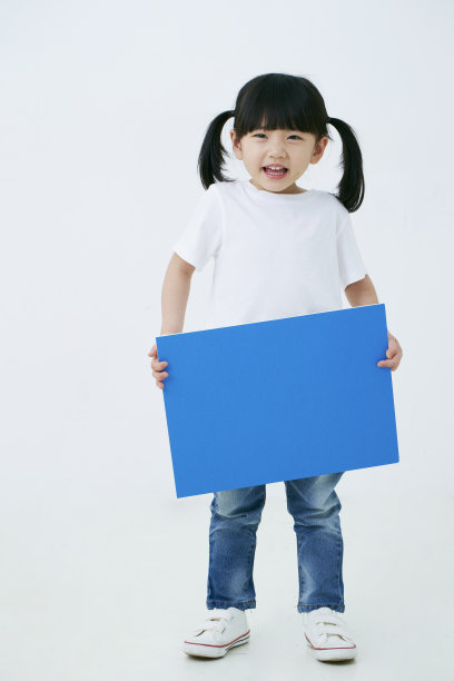 有蓝板的韩国女孩图片下载