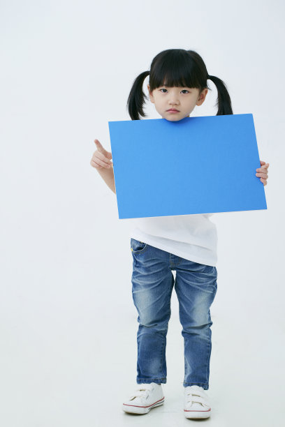 有蓝板的韩国女孩图片下载