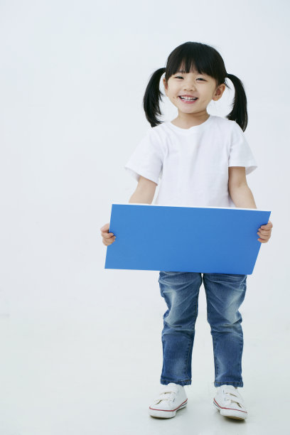 有蓝板的韩国女孩图片下载