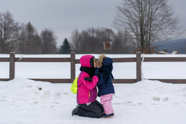 年轻的母亲和女儿图片下载