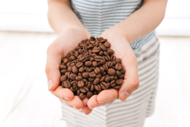 拿着咖啡豆的年轻女人图片下载