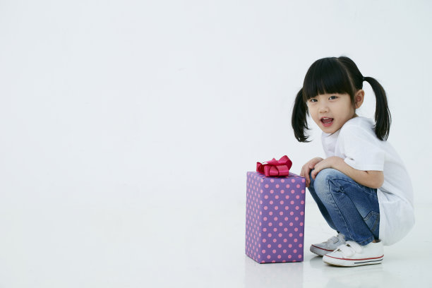 拿着礼盒的韩国女孩图片下载