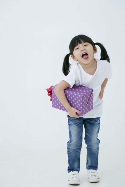 拿着礼盒的韩国女孩图片下载