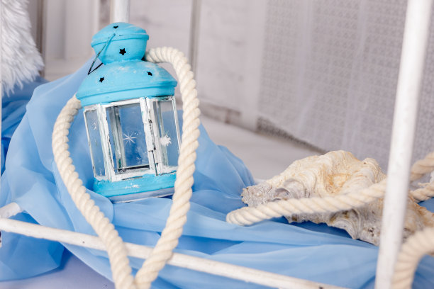 美丽的位置在一个照片工作室在一个白色的海洋风格的照片会话的砖墙背景图片下载