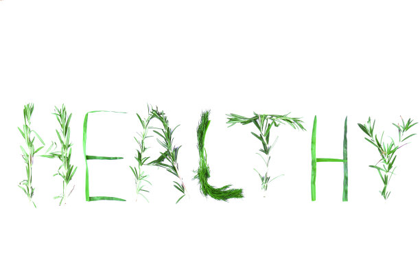 健康的绿色草本植物。以莳萝、迷迭香和青葱为背景，点缀白色背景。“健康”这个词是孤立的。来自天然产品的信件。刻字图片下载