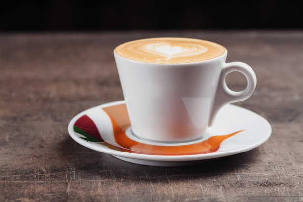 桌上有一杯浓缩咖啡图片下载