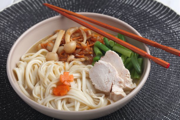 鸡乌冬面汤和Shimeji蘑菇图片下载