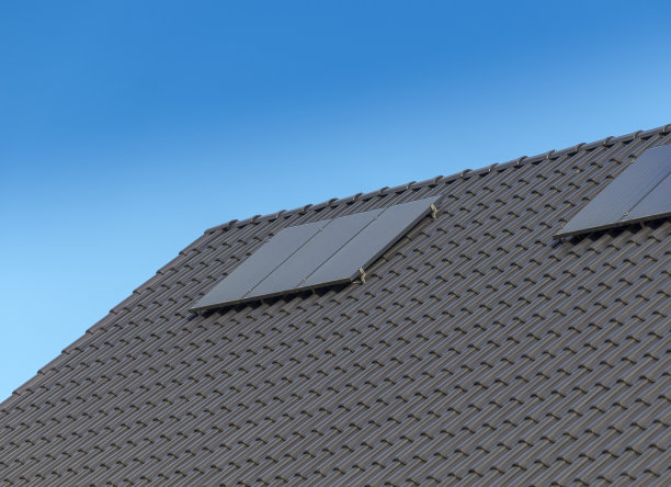 简单的图像屋顶与太阳能电池板，瓦屋顶与太阳能电池板图片下载