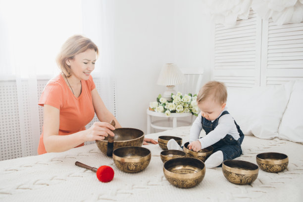 小男孩坐在床上玩藏族唱碗图片下载