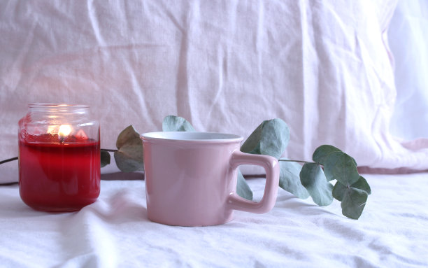 情人节。蜡烛，咖啡，桉树枝。粉红色的亚麻背景。爱的概念。图片下载