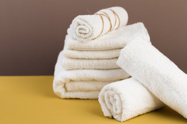 水疗静物与芳香蜡烛，花和毛巾。——图片图片下载