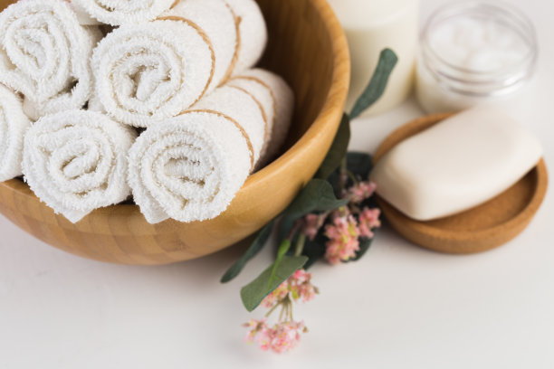 水疗静物与芳香蜡烛，花和毛巾。——图片图片下载