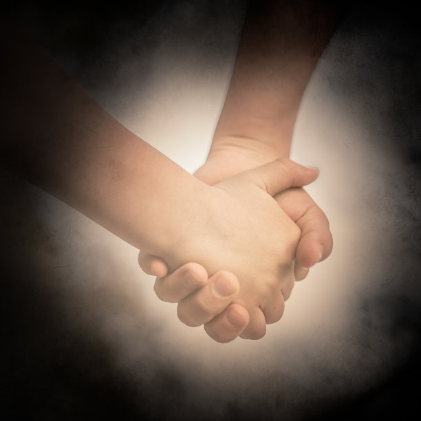 孩子们手牵着手图片下载