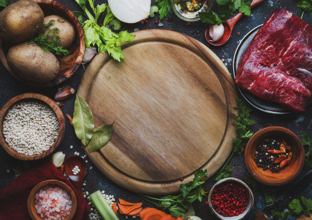 新鲜的有机蔬菜，配料，香料和肉汤或肉汤在古老的厨房桌子上图片下载