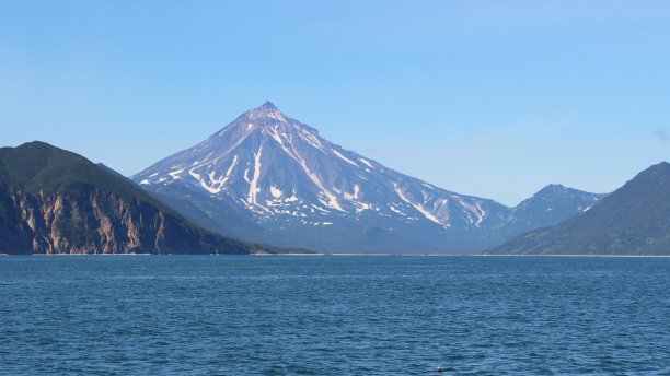 从水面看维柳钦斯基火山（又名维柳奇克）图片下载