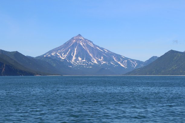 从水面看维柳钦斯基火山（又名维柳奇克）图片下载