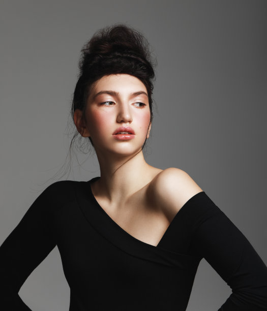 漂亮的女孩与复古发型图片下载