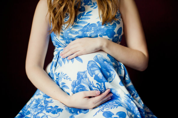 年轻的孕妇图片下载