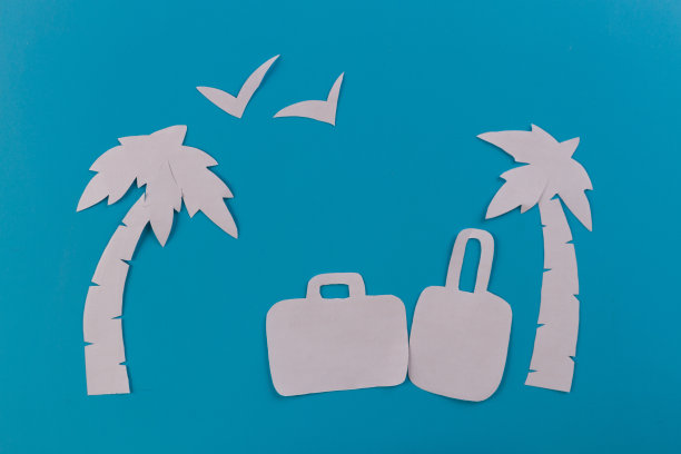 海滩上有个手提箱。飞机图片下载