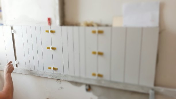 主人在厨房里放了一块瓷砖图片下载