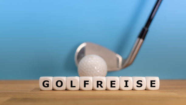 骰子组成德语单词“GOLFREISE”（英语为“高尔夫之旅”），位于高尔夫球和球杆前图片下载