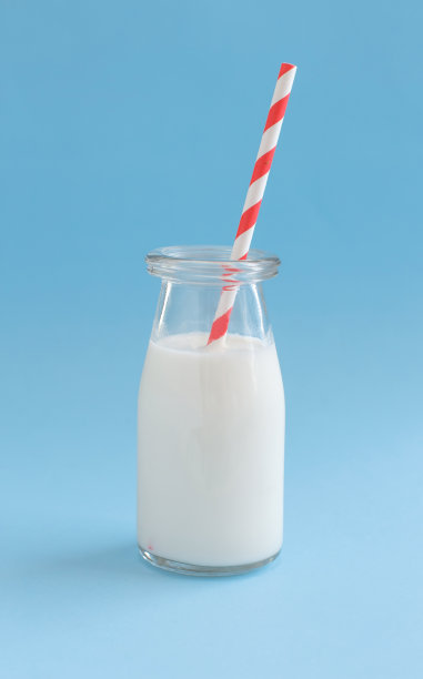 蓝色背景上的牛奶图片下载