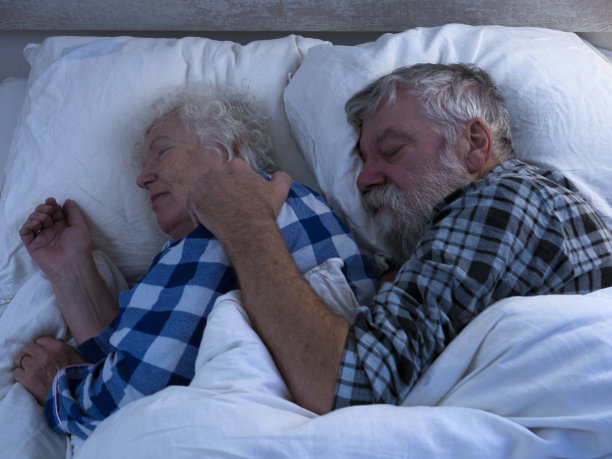 一对老年夫妇在床上睡觉图片下载