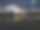 在暮色中倒映在湖中的树木图片下载