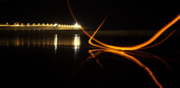 灯光下的帝国海滩图片下载