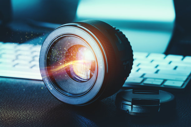 照相机镜头在桌子上图片下载