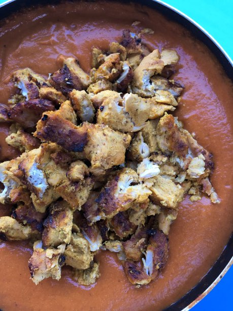 这是在煎锅里的印度黄油鸡块和酱汁，咖喱鸡和烤鸡胸肉的照片图片下载