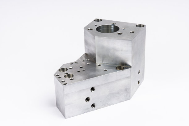 对白色金属部分进行铣削、机加工、钻孔攻丝图片下载