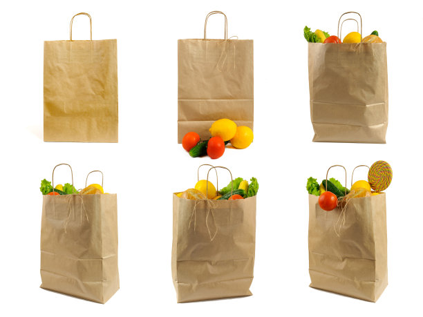 装蔬菜的棕色纸袋。以白色为背景的新鲜有机食品，可回收包装图片下载
